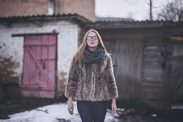 Chica rubia en ojos de gato gafas en un abrigo de piel sintética artificial en invierno —  Fotos de Stock