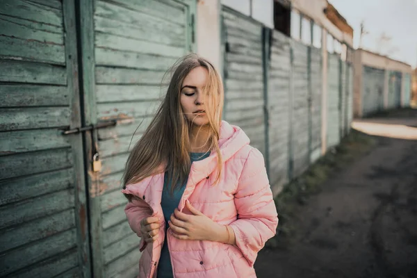 Joven hermosa chica rubia vestida de moda chaqueta rosa y vaqueros azules — Foto de Stock