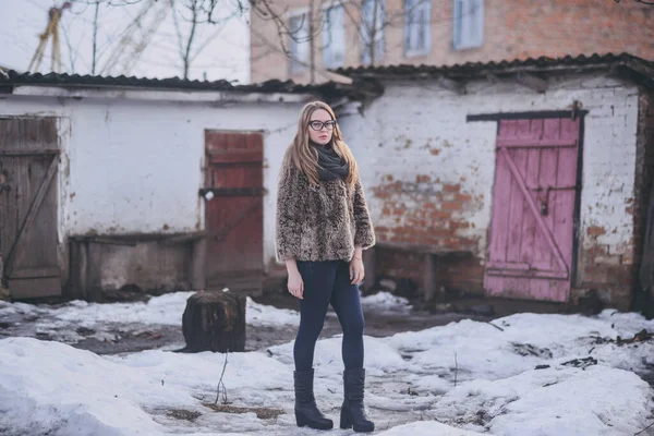 Chica rubia en ojos de gato gafas en un abrigo de piel sintética artificial en invierno — Foto de Stock