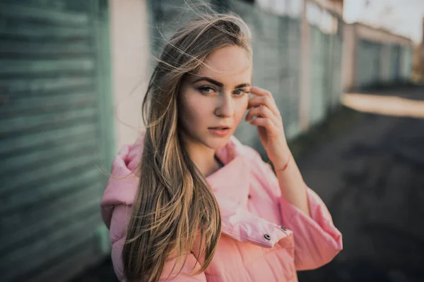 Joven hermosa chica rubia vestida de moda chaqueta rosa y vaqueros azules — Foto de Stock
