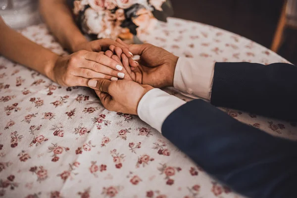Homem e mulher de mãos dadas. alianças de casamento noiva e noivo — Fotografia de Stock