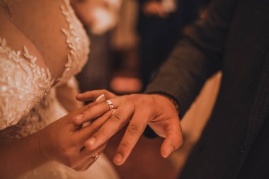 Gelin ve damat bir alyans takıyor.