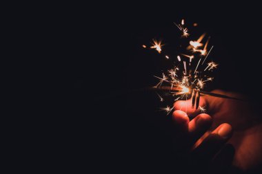 Yüzükler arka planda gelin ve damadın yanan kıvılcımları