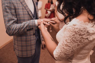 Gelin ve damat bir alyans takıyor.