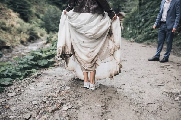 Vestido de novia blanco de la novia sucio en el pantano —  Fotos de Stock