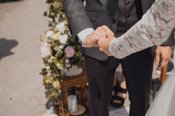 Homem e mulher de mãos dadas. alianças de casamento noiva e noivo — Fotografia de Stock