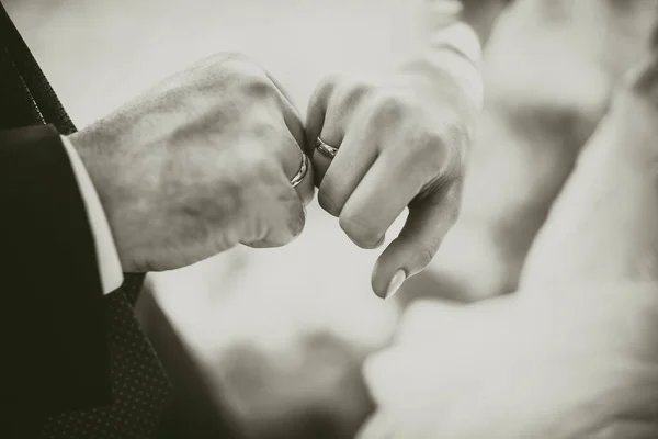 Mann und Frau Händchen haltend. Trauringe Braut und Bräutigam — Stockfoto
