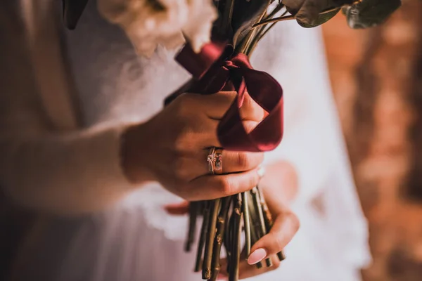 Buquê de casamento em noivas mãos no vestido — Fotografia de Stock