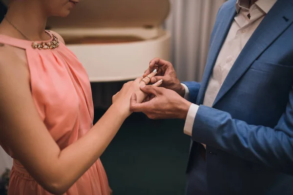 Das Brautpaar legt einen Ehering an — Stockfoto