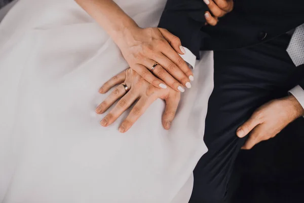 Hombre y mujer tomados de la mano. anillos de boda novia y novio —  Fotos de Stock