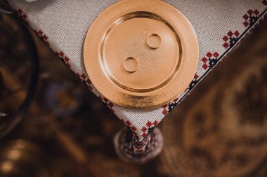 Arka planda gelin ve damat yüzükleri var.