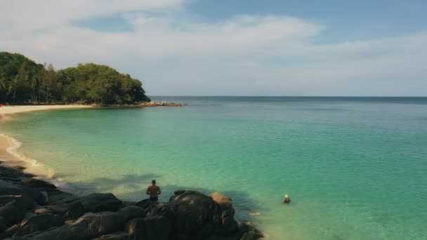 Vista dall'alto del mare trasparente azzurro chiaro con sabbia bianca — Video Stock