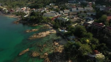 Beyaz kumlu açık mavi şeffaf deniz manzarası