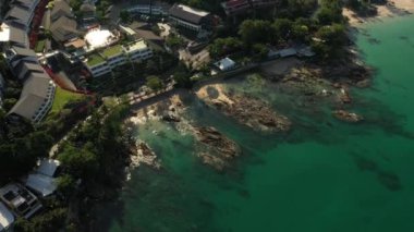 Beyaz kumlu açık mavi şeffaf deniz manzarası