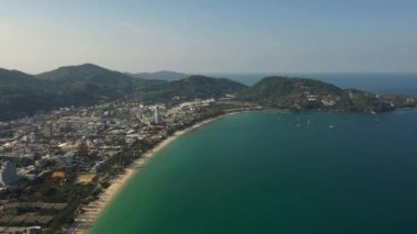 Beyaz kumlu açık mavi şeffaf deniz manzarası