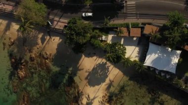 Beyaz kumlu açık mavi şeffaf deniz manzarası