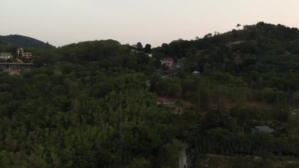 Політ безпілотника над джунглями і морем, місто Після заходу сонця — стокове відео