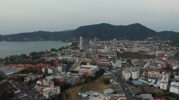 Drone vlucht over de jungle en de zee, stad Na zonsondergang — Stockvideo