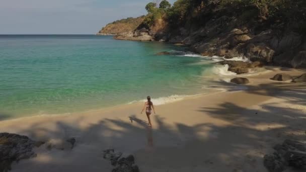 Nő úszik türkiz vízben egy vad tengerparton Phuket, Thaiföld — Stock videók