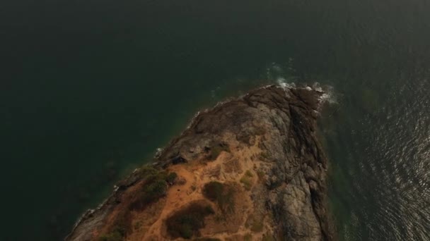 Promthep Cape, Quadrocopter fliegt über das kristallklare Andamanenmeer — Stockvideo