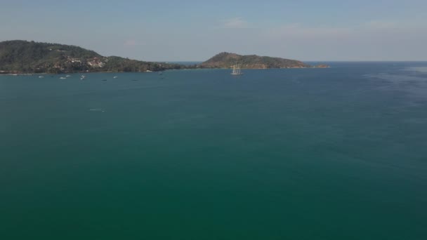 Vista dall'alto del mare trasparente azzurro chiaro con sabbia bianca — Video Stock