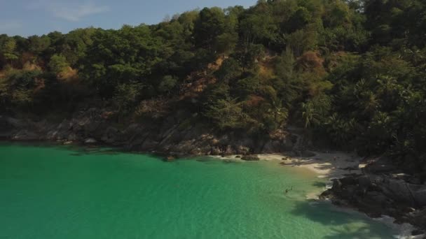 Bovenaanzicht van helder azuurblauwe transparante zee met wit zand — Stockvideo