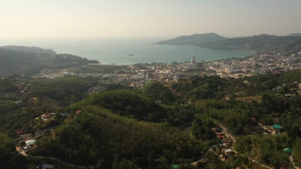 Drone volo sopra la giungla e il mare, città Dopo il tramonto — Video Stock