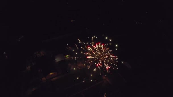 Feuerwerk in der Drohnen-Szene der Stadt — Stockvideo