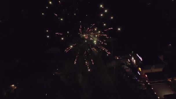 Фейерверки в небе над городом — стоковое видео