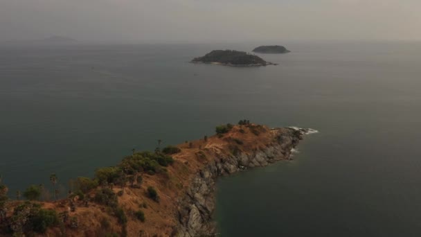 Προώθηση Cape, quadcopter που φέρουν πάνω από Aquamarine κρύσταλλο Andaman θάλασσα — Αρχείο Βίντεο