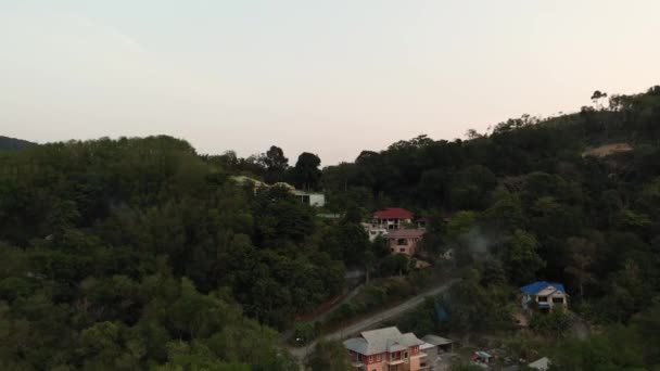 Drohnenflug über Dschungel und Meer, Stadt nach Sonnenuntergang — Stockvideo