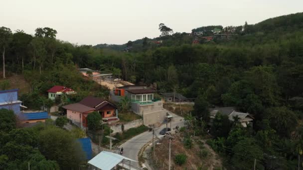 Drone vlucht over de jungle en de zee, stad Na zonsondergang — Stockvideo