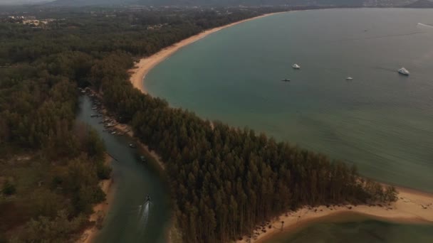 Drónrepülés a dzsungel és a tenger felett naplemente után — Stock videók