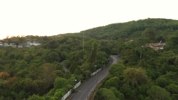 Drone πτήση πάνω από τη ζούγκλα και τη θάλασσα, την πόλη Μετά το ηλιοβασίλεμα — Αρχείο Βίντεο