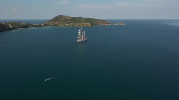 Un quadcopter survole un grand navire blanc Au milieu de l'océan près de la côte. — Video