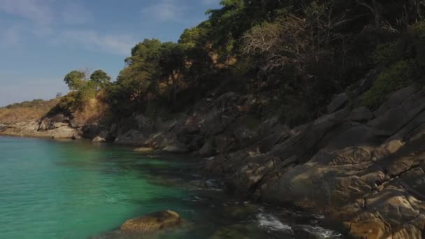 Vista dall'alto del mare trasparente azzurro chiaro con sabbia bianca — Video Stock