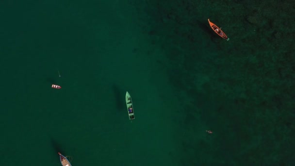 Bovenaanzicht van helder azuurblauwe transparante zee met wit zand — Stockvideo