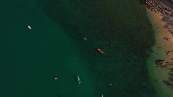 Bovenaanzicht van helder azuurblauwe transparante zee met wit zand — Stockvideo