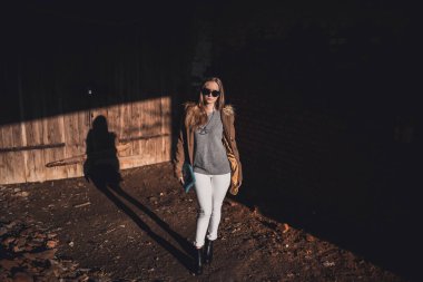 Kahverengi ceketli kadın Gün batımında