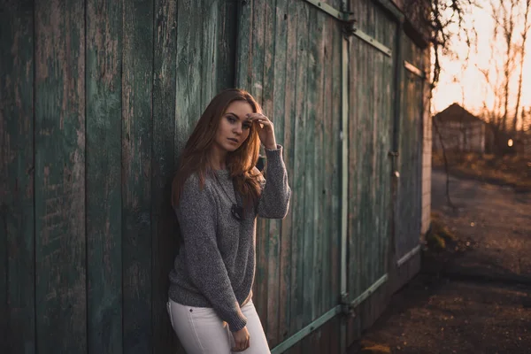 Mujer sobre fondo de tablón verde al atardecer — Foto de Stock