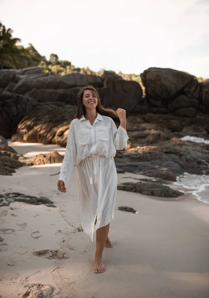 Uropean jovens mulheres bronzeadas têm descanso e correr na praia de areia branca — Fotografia de Stock