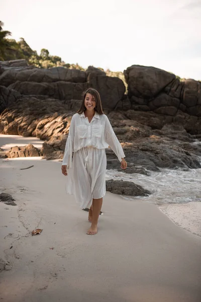 Uropese jonge bruine vrouwen hebben rust en lopen op wit zandstrand — Stockfoto