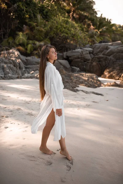 Mujeres jóvenes bronceado de Europa tienen descanso y correr en la playa de arena blanca —  Fotos de Stock