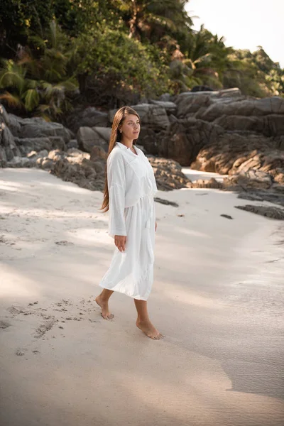 Uropese jonge bruine vrouwen hebben rust en lopen op wit zandstrand — Stockfoto