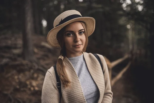 Turista viajera en un bosque oscuro — Foto de Stock