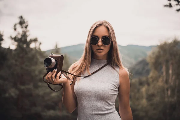 Turista viajera en un bosque oscuro — Foto de Stock