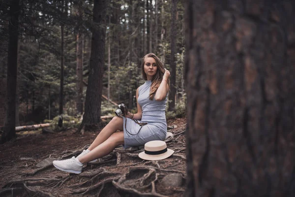 暗い森の中の旅行者女性観光客 — ストック写真