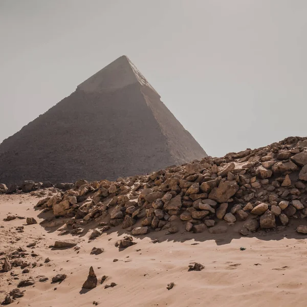 Antiguas ruinas egipcias y pirámides El desierto de arena en El Cairo —  Fotos de Stock