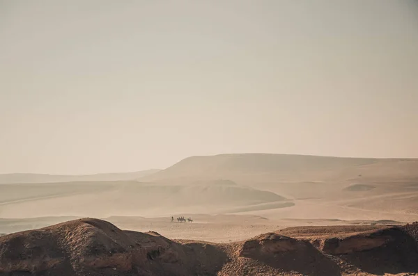 Infinito deserto quente arenoso amarelo Lonely egípcios em camelos — Fotografia de Stock