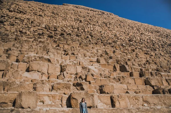 Μια ευρωπαϊκή ξανθιά βόλτες κοντά στις πυραμίδες στην έρημο του Καΐρου — Φωτογραφία Αρχείου